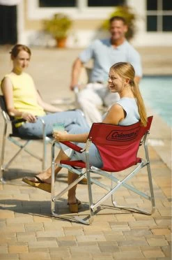 Coleman Portable Deck Chair|-|Fauteuil Pliant Portatif -Coleman CAN 2000002034 7ENo 20Color 7ELifestyle 47ffc95d 9259 4bf3 a563 d00b3abde1d8