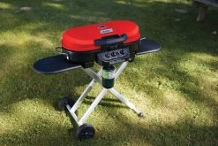 Coleman RoadTrip Stand-Up 285 Grill|-|Gril à Propane RoadTrip 285 Avec Piètement à Roulettes -Coleman CAN 2000033676 7ENo 20Color 7Elifestyle 15795278 5191 4edf b2fd 6449c122aff3