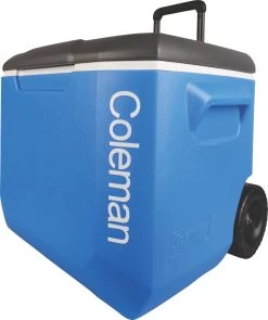 Coleman 60 Quart Performance Wheeled Cooler|-|Glacière Sur Roues 60 Quart Performance -Coleman CAN 3000005155 7E 7EDetail4 20Blue 20 20White 20 20Dark 20Grey d047aa12 06c3 4a00 a009 2b571aedbaa6